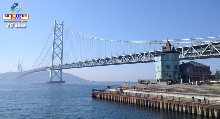 A ponte suspensa mais longa do mundo (banco de imagens)